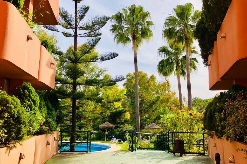 Puente Bright Terrace, Pool & Garden View Appartement Marbella